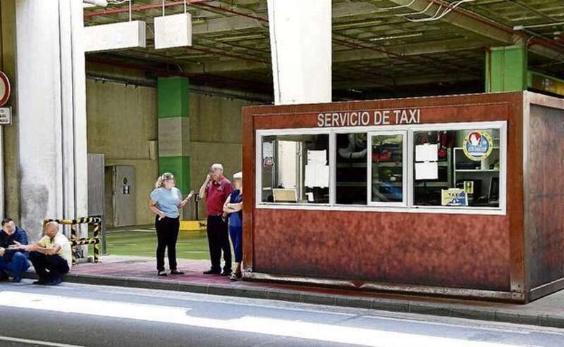 Cabina de control donde los apuntadores regulan los servicios de los taxistas en el aeropuerto/Arcadio Suárez/C7.